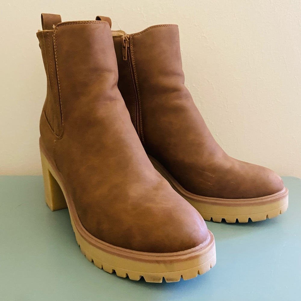DV by Dolce Vita Jade / Jetta Bootie Size 10 Camel EUC